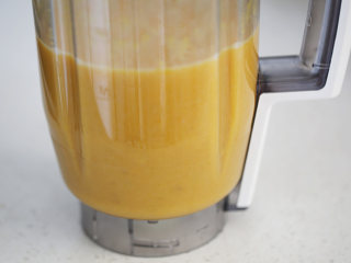 奶油南瓜汤,搅拌后备用；