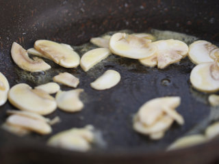 奶油南瓜汤,烧热不粘锅，放黄油融化后加入蘑菇片略炒软；
