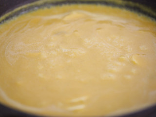 奶油南瓜汤,加入搅拌好的汤汁，用中小火边煮边搅拌防止焦，到微微起泡即可熄火；