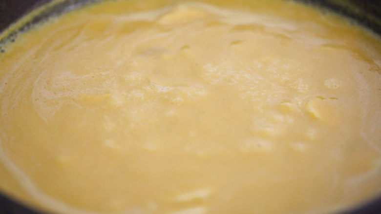 奶油南瓜汤,加入搅拌好的汤汁，用中小火边煮边搅拌防止焦，到微微起泡即可熄火；