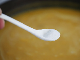 奶油南瓜汤,加入盐调味；