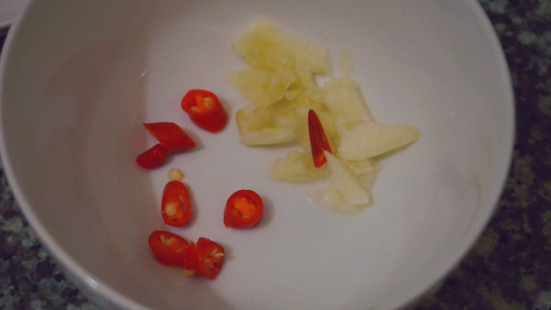 腐乳空心菜,还有切成小段的红米椒