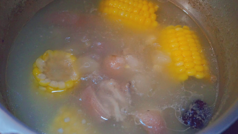 猪蹄黄豆玉米汤,加入少量食盐搅拌均匀