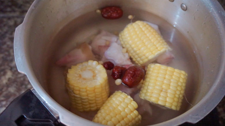 猪蹄黄豆玉米汤,加入适量清水