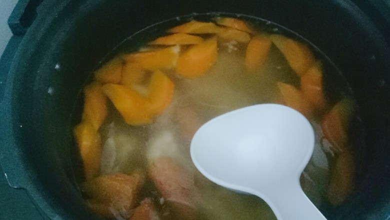 胡萝卜玉米排骨汤,所有程序结束后，根据自己口味加入适量盐搅拌均匀即可