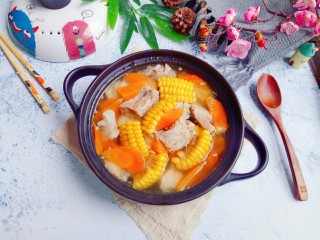 胡萝卜玉米排骨汤,加了甜甜的玉米和甜甜的胡萝卜，煮出的排骨汤也有丝甜，好喝极了！
