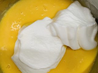 古早味蛋糕🍰,挖1/3蛋白霜到蛋黄糊里。