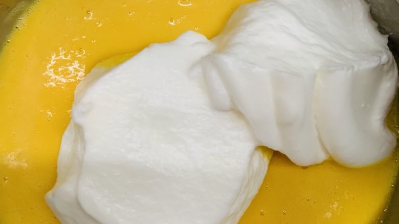 古早味蛋糕🍰,挖1/3蛋白霜到蛋黄糊里。