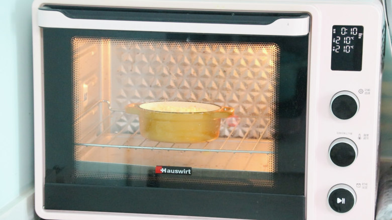 芝士焗南瓜,然后放入提前预热好的烤箱，210℃ 烤10分钟