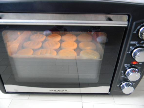 红糖糯米粉馅老婆饼,入烤箱中层，190度，20分钟。