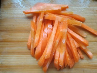 芹菜炒猪肝,胡萝卜切成跟芹菜差不多的条状，不要太细