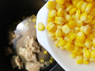 胡萝卜玉米排骨汤,加入适量开水，放入甜玉米粒。
