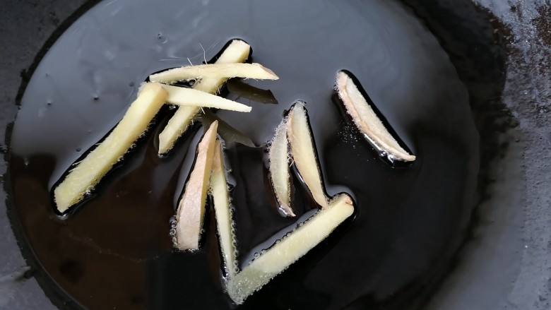 丝瓜花蛤汤,锅内放油烧热放入姜丝