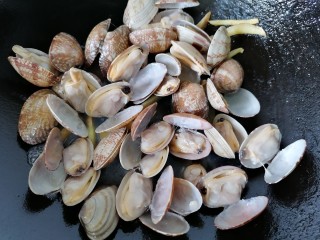 丝瓜花蛤汤,翻炒至花蛤开口