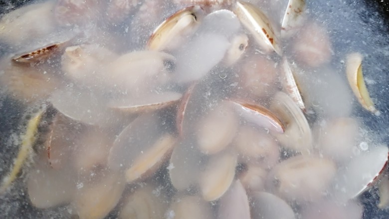 丝瓜花蛤汤,加入适量水