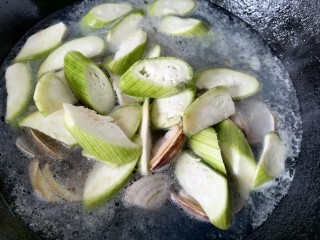丝瓜花蛤汤,水烧开放入丝瓜