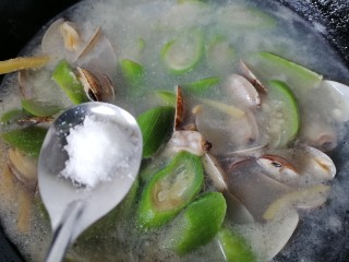 丝瓜花蛤汤,加入一勺盐调味