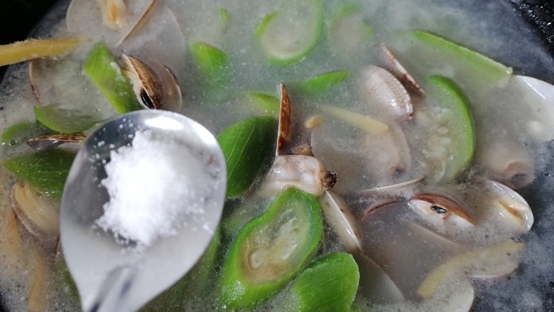 丝瓜花蛤汤,加入一勺盐调味