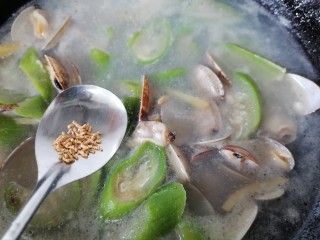 丝瓜花蛤汤,加入少许鸡精提鲜