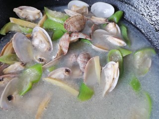 丝瓜花蛤汤,煮至丝瓜断生即可出锅