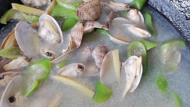 丝瓜花蛤汤,煮至丝瓜断生即可出锅