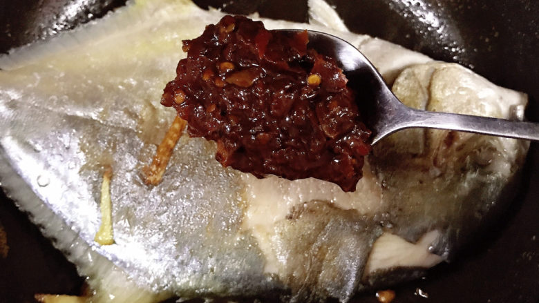 红烧王特鲳鱼,豆瓣酱放入锅中