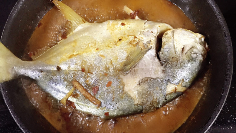 红烧王特鲳鱼,煮5分钟。