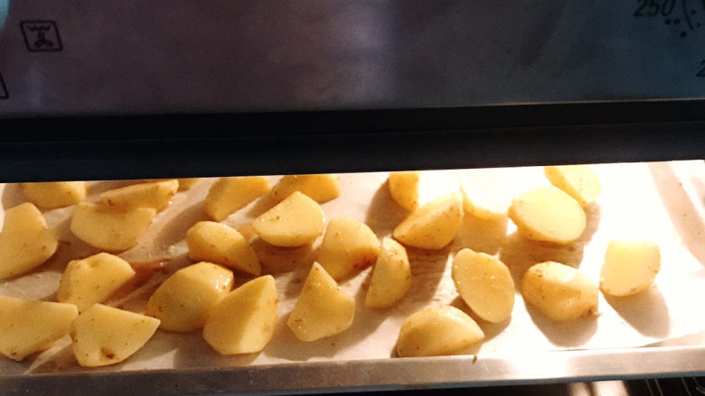 孜然烤土豆（无油版）,放入提前190度预热的烤箱中。