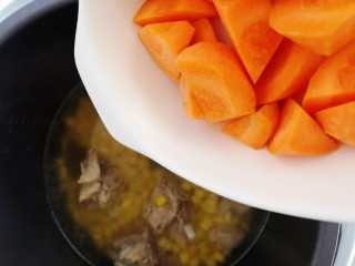 胡萝卜玉米排骨汤,泄压后放入胡萝卜块儿。