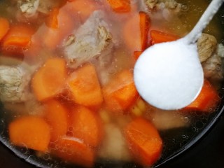 胡萝卜玉米排骨汤,放一小勺盐。