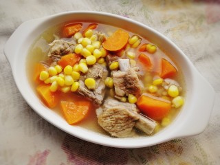 胡萝卜玉米排骨汤,胡萝卜玉米排骨汤，色味俱佳。
