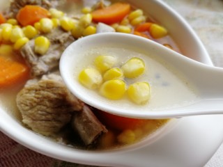 胡萝卜玉米排骨汤,汤汁香甜，超级好喝。