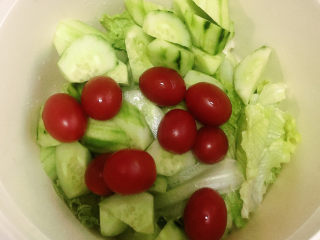 蔬菜沙拉,小番茄放入盆中。