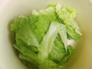 蔬菜沙拉,生菜洗干净后，用矿泉水冲一下，再用厨房纸巾吸干水份放入盘中。