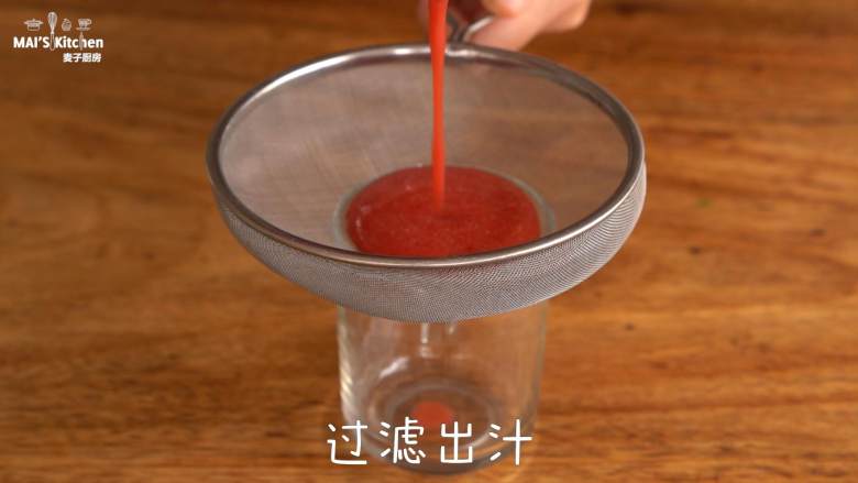 果蔬奶豆小馒头,火龙果放入榨汁杯中，拧上刀头，置于主机，搅打细腻，过滤出汁，待用。