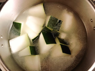 冬瓜薏米汤,放入猪骨汤中，大火烧开后，转小火煲30分钟。