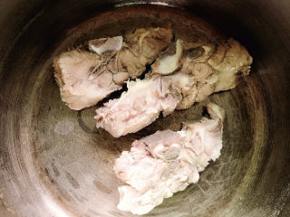 冬瓜薏米汤,焯水后冲洗干净放入锅中