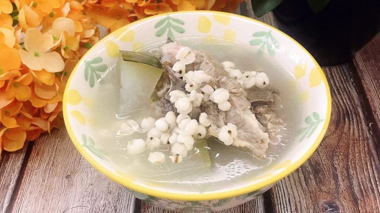 冬瓜薏米汤,装入碗中