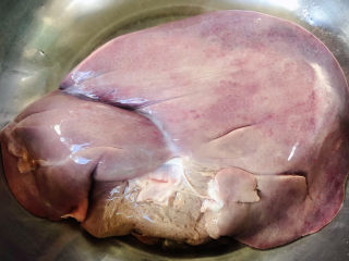 芹菜炒猪肝,准备原材料新鲜的猪肝在清水中浸泡一会儿去除血水洗净