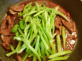 芹菜炒猪肝,汤汁浓稠后放入芹菜