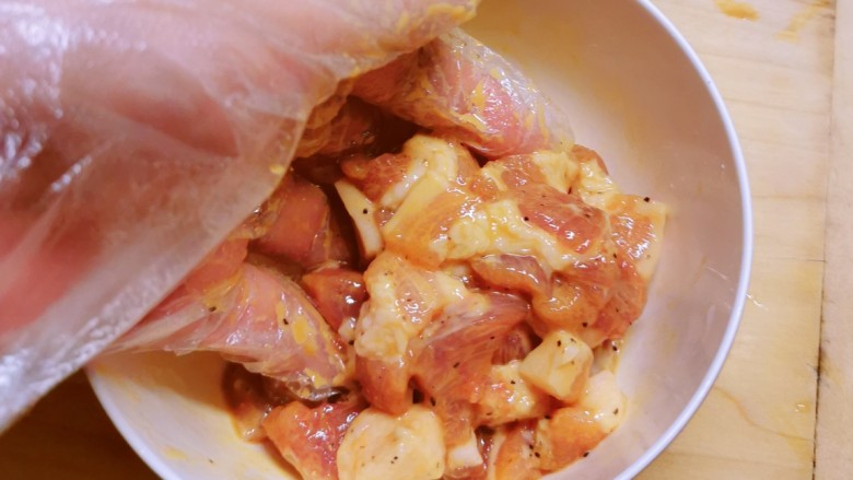 白玉菇炒肉,反复抓拌均匀 腌制15分钟