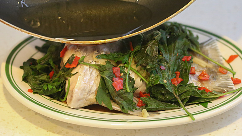 清蒸草鱼（紫苏味）,出锅，热油淋上即可上桌。
