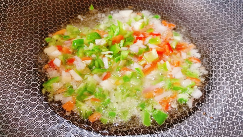 凉拌千张,起锅烧热加适量玉米油，将切好的青红椒末倒入锅中爆香