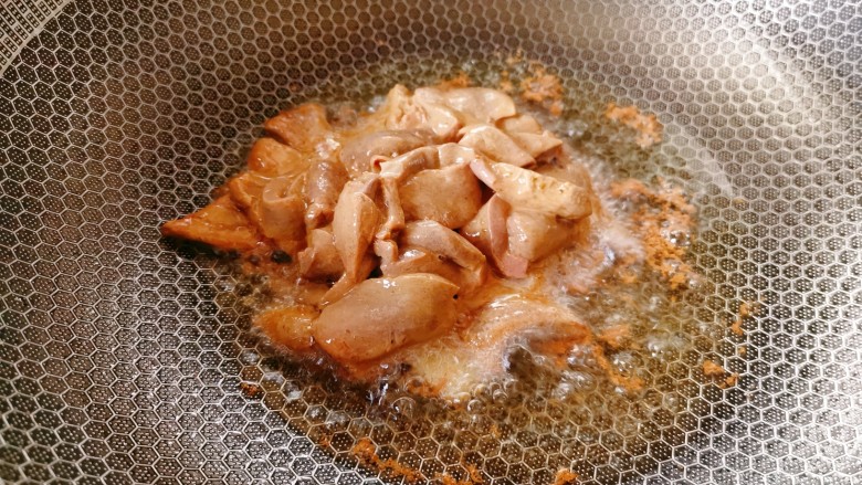芹菜炒猪肝,加入拌好的猪肝翻炒均匀，变色即可盛出备用