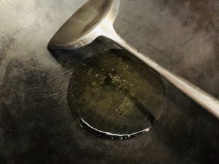 清炒南瓜丝,锅干净后倒入食用油。