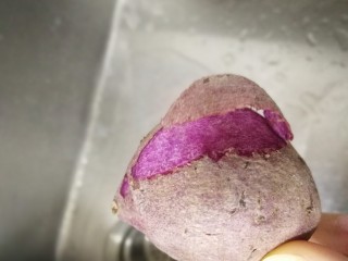 紫薯山药粥,紫薯打皮，洗净。