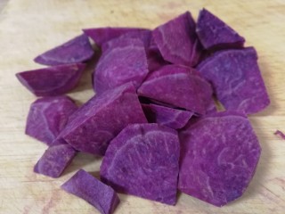 紫薯山药粥,切小块。