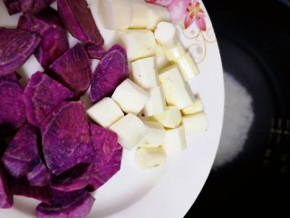 紫薯山药粥,把紫薯和山药块放入米锅里。