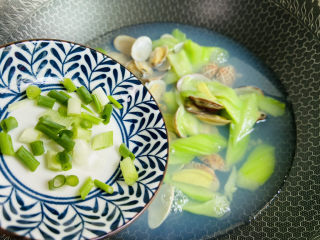 丝瓜花蛤汤,入葱花