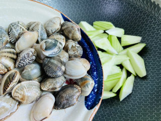 丝瓜花蛤汤,倒入洗净的花蛤